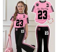 Stile sportivo da strada e campus, nero e rosa New York, maglia a righe con numero 23, set casual minimalista da ragazza con maglietta a maniche corte e collo rotondo e pantaloni a zampa, outfit estiv
