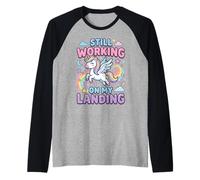 Still Working On My Landing Unicorno Arcobaleno Maglia con Maniche Raglan