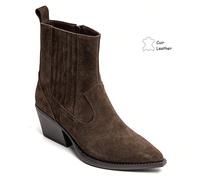 Stivaletti alla caviglia con punta affusolata in vera pelle scamosciata, con tacco cubano e design strutturato per uno stile audace ed elegante. È un personaggio perfetto e un abbinamento perfetto. È 