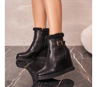 Stivaletti alla caviglia neri con fodera calda, fibbia dorata e tacco a zeppa, look elegante invernale Affronta la stagione fronda allo stile gardant avecs imbottigliamenti noires talon compensé. Leur