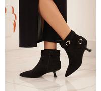 Stivaletti alla caviglia o beige da donna, punta affusolata, doppia fibbia e tacco basso, scarpa chic per la sera e l'ufficio È tutta una questione di raffinatezza, di imbottigliamenti, di beige.Il pi
