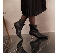 Stivaletti con punta affusolata, tacco geometrico dorato e chiusura con chiusura lampo, scarpa elegante e moderna È una silhouette unica e unica, una silhouette unica, un look classico, una svolta, un