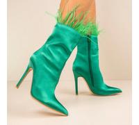 Stivali a spillo con punta affilata e finiture in piume Che optiate per il classico nero o per l'audace verde, questi stivali sono fatti per farsi notare. Il bordo in piuma dona un tocco morbido e ina