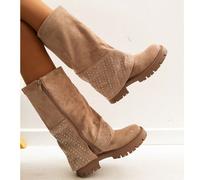 Stivali alti da donna VIKIVIKI SHOES con suola track e dettagli borchiati lucidi, un design moderno che unisce comfort e stile per distinguersi in ogni occasione. Perfetti per l'autunno e l'inverno, o