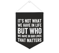 Striscione in tela con scritta in inglese "It's Not What We Have in Life But Who We Have In Our Lives That Matters", da appendere alla parete, per soggiorno, camera da letto, ufficio
