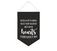 Striscione in tela con scritta in inglese "Our Last Names May Not Match But Our Hearts Certainly Do", da appendere alla parete, per soggiorno, camera da letto, ufficio, vacanze, 25,4 x 38,1 cm