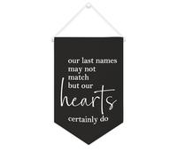 Striscione in tela con scritta in inglese "Our Last Names May Not Match But Our Hearts Certainly Do", da appendere alla parete, per soggiorno, camera da letto, ufficio, vacanze, 25,4 x 38,1 cm
