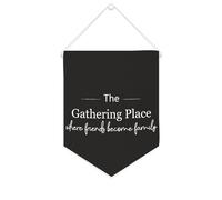 Striscione in tela con scritta in inglese "The Gathering Place Where Friends Become Family", da appendere alla parete, decorazione per la casa, per soggiorno, camera da letto, ufficio, regali per le