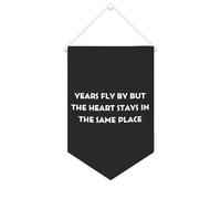 Striscione in tela con scritta "Years Fly by But The Heart Stays in the Same Place", 25,4 x 38,1 cm, bandiera motivazionale da appendere alla parete, decorazione da parete per camera da letto