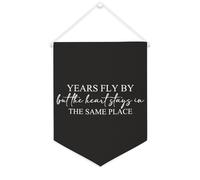 Striscione in tela con scritta "Years Fly by But The Heart Stays in the Same Place", 30,5 x 40,6 cm, motivazionale da appendere alla parete, decorazione da parete per camera da letto, cameretta dei