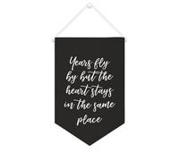 Striscione in tela con scritta "Years Fly by But The Heart Stays in the Same Place", da appendere alla parete, decorazione per la casa, per soggiorno, camera da letto, ufficio, regali per le vacanze