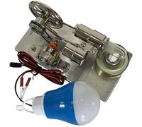 Strumento di apprendimento della fisica Il generatore di motori Stirling dimostra la conversione di energia meccanica Mani sul generatore di motori educativi