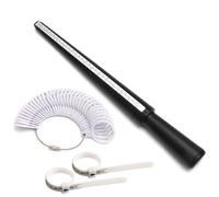 Strumento versatile per una valutazione accurata delle dimensioni delle dita, facilitando la corretta vestibilità a casa