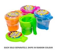 Stucco rumoroso nella vasca del WC per un gioco sensoriale divertente e rilassan