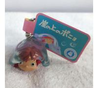Studio Ghibli Ponyo su una scogliera in riva al mare portachiavi medusa Ponyo