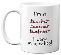 Stuff4 Divertente tazza da caffè con scritta in inglese I'm a Teacher Teechar Teechur Teatcher I Work in A School, perfetta idea regalo per nuovi insegnanti, tazza da tè e caffè