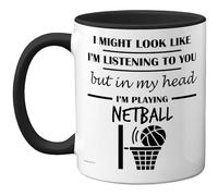 Stuff4 Tazza con scritta in lingua inglese "in my head", regalo divertente per amanti del netball, uomini e donne, 325 ml, in ceramica di alta qualità, lavabile in lavastoviglie, tazza con manico nero