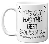 Stuff4 Tazza da caffè con scritta in inglese "This Guy Has The Best Brother in Law", regalo per cognato, 325 ml, in ceramica, lavabile in lavastoviglie, regalo per fratelli e fratelli per compleanno