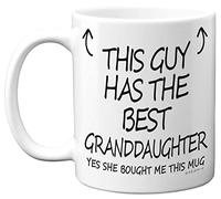 Stuff4 Tazza da caffè in ceramica con scritta This Guy Has The Best Granddaughter, 325 ml, lavabile in lavastoviglie, regalo per il nonno per compleanno, Natale, festa del papà, tazza di alta