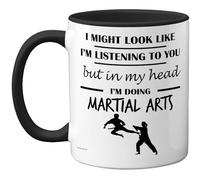 Stuff4 Tazza in ceramica di alta qualità, lavabile in lavastoviglie, con manico nero, idea regalo divertente per gli amanti delle arti marziali, da 325 ml, con scritta in lingua inglese "in my head"