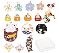 SUNNYCLUE 1 Scatola 16 Stili Ciondolo con Ciondoli Smaltati Fiore Pesce Ventaglio Pieghevole Supporto Fuji Bambola Dharma Giapponese Maneki Neko Ciondoli per Creazione