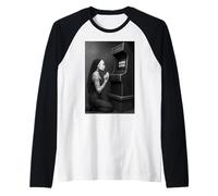 Suora pregando con le mani giunte in devozione tranquilla Maglia con Maniche Raglan