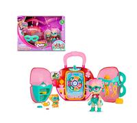 SUPER CUTE LITTLE BABIES - Mini Take-Along Camera da letto con Gabi, Supereroe Baby Doll in versione piccola con scatola valigetta che si trasforma in camera, animale domestico e accessori, Famosa