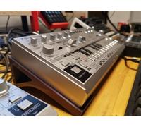 Supporto Angolato Conveniente Per Sintetizzatore Premium Behringer TD-3