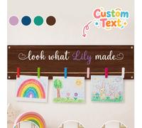 Supporto espositivo personalizzato "Guarda le mie opere d'arte" per bambini, con testo del nome personalizzato, bacheca da parete in legno, con mollette colorate e design con corda per appendere, adat