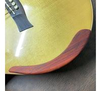 Supporto in legno progettato specificamente per i chitarristi acustici, per ridurre l'affaticamento muscolare e mantenere l'accoppiamento acustico aperto con il corpo (legno rosso)