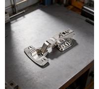 Supporto per l'installazione della catena con doppie piastre fisse e cerniere a doppia curvatura con attacco magnetico per una gestione efficace dell'uniformità delle fessure della porta