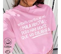 T-shirt bianca da donna a maniche corte, girocollo, in 97% cotone, dal design audace! La frase "INTENTO CONTROLAR MI MALA HOSTIA PERO HAY GENTE QUE NO COLABORA" (Cerco di controllare il mio temperamen