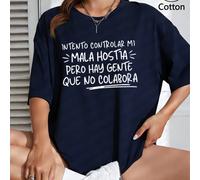 T-shirt bianca da donna a maniche corte, girocollo, in 97% cotone, dal design audace! La frase "INTENTO CONTROLAR MI MALA HOSTIA PERO HAY GENTE QUE NO COLABORA" (Cerco di controllare il mio temperamen