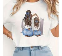 T-shirt con design di madre e figlia che si tengono per mano, con collo rotondo a maniche corte bianco, decorato con fiocco blu e sagoma fumettistica di madre e figlia. Ha una media elasticità per com