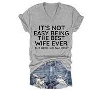 T-shirt con scollo a V "It's Not Easy Being The Best Wife Ever But Here I Am Nailing", non è facile essere la migliore moglie di sempre, Grigio, L
