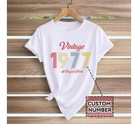 T-shirt da donna con numeri digitali personalizzati, personalizzazione del testo, carica il testo per Natale, anniversario, personalizzazione numerica, il tuo numero personalizzato stampato sul davant