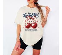 T-shirt grafica da donna Lucky Me Cherries Luck Positive Affermation stile...