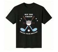T-shirt unisex a maniche corte con scollo tondo in 100% cotone con grafica "Hit the Green 2024 Chase Your Dreams" - Golf - Motivazione - Top estivo da uomo a tema Questa t-shirt nera a maniche corte i