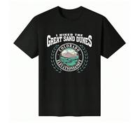 T-shirt unisex a maniche corte con scollo tondo in 100% cotone con grafica "Ho camminato sulle grandi dune di sabbia del Colorado" - Escursionismo - Colorado - Top estivo da uomo a tema Questa t-shirt
