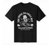 T-shirt unisex a maniche corte con scollo tondo in 100% cotone con grafica "You Need to Chill Out Welcome Summer" - Top estivo da uomo a tema estivo e relax Questa t-shirt nera a maniche corte in coto