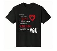 T-shirt unisex a maniche corte con scollo tondo in 100% cotone - Grafica "When I First Saw You Love Poem" - T-shirt basic ispirata all'amore per l'estate, da uomo Questa t-shirt unisex a maniche corte