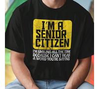 T shirt uomo divertente I M A SENIOR CITIZEN I M SMILING ALL THE TIME BECAUSE I CAN T HEAR A WORD YOU RE SAYING maglietta regalo originale anziani moda casual comoda idea regalo festa compleanno sorpr