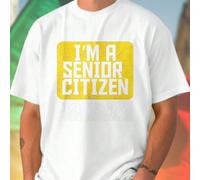 T shirt uomo divertente I M A SENIOR CITIZEN I M SMILING ALL THE TIME BECAUSE I CAN T HEAR A WORD YOU RE SAYING maglietta regalo originale anziani moda casual comoda idea regalo festa compleanno sorpr