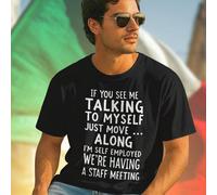 T shirt uomo divertente IF YOU SEE ME TALKING TO MYSELF JUST MOVE ALONG I'M SELF EMPLOYED WE'RE HAVING A STAFF MEETING cotone stampa originale moda casual regalo ideale ufficio lavoro comoda novità es
