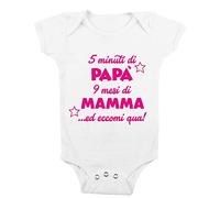 t-shirteria Body per Neonato Divertenti Femminuccia 5 minuti di Papà, 9 mesi di Mamma...ed eccomi qua! Ironia Scritta Simpatica Bimba