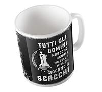 t-shirteria Tazza in Ceramica - Tutti gli Uomini nascono uguali ma solo i migliori giocano a Scacchi - Tazza Idea Regalo - Gadget Idee Regalo