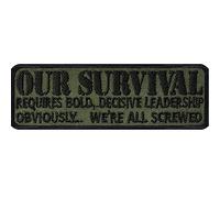 Tactical Morale Patch "Our survival requires blod, decisive leadership obviously... We're all screwed - Ovviamente siamo tutti fottuti" | Divertente patch militare per tutte le stoffe | 90x30mm