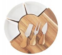 Tagliere in legno per formaggi e salumi con ciotole e coltelli