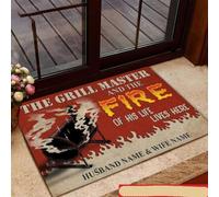 Tappetino da ingresso personalizzato per barbecue, il maestro della griglia vive qui con la fiamma della sua vita, regalo personalizzato per San Valentino, tappetino di benvenuto