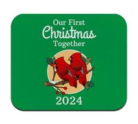 Tappetino per mouse sottile a basso profilo con cardinali rossi sul ramo "Our First Christmas Together 2024"
